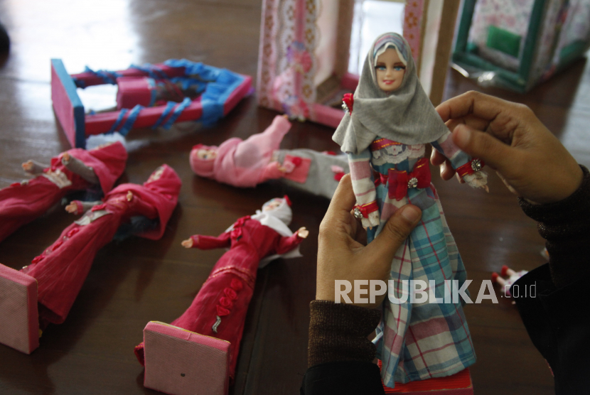 Perajin membuat kreasi boneka barbie dengan busana berhijab di Solo, Jawa Tengah, Jumat (30/4/2021).  Kerajinan kreasi barbie berhijab yang dijual seharga Rp55 ribu tersebut dipasarkan secara daring dan lewat kelompok UMKM dengan memanfaatkan momen Ramadhan dan Lebaran. 