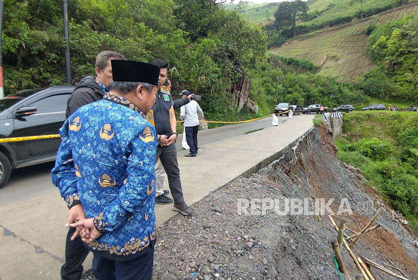 Bupati Garut Rudy Gunawan mengecek lokasi longsor di Jalan Banjarwangi-Cikajang, Kecamatan Banjarwangi, Kabupaten Garut, Jawa Barat, Senin (4/12/2023). 