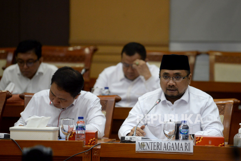 Menteri Agama Yaqut Cholil Qoumas mengikuti rapat kerja bersama Komisi VIII DPR di Kompleks Parlemen, Senayan, Jakarta, Senin (18/9/2023). Rapat kerja tersebut membahas evaluasi penyelenggaraan ibadah Haji Tahun 1444H/2023 serta membahas isu-isu aktual lainnya.