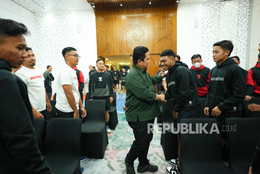 Ketua PSSI Erick Thohir bertemu dengan pemain timnas Indonesia U-23 di Jakarta, Ahad (31/3/2024). Pada kesempatan itu, Erick memberi motivasi dan semangat kepada pemain, pelatih dan official tim untuk berjuang menampilkan kemampuan terbaiknya pada Piala Asia U-23 yang akan berlangsung di Qatar 15 April-3 Mei 2024.