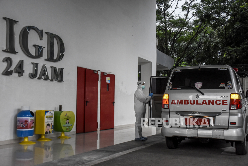 Petugas kesehatan berada di depan ruang instalasi gawat darurat (IGD) di Rumah Sakit Khusus Ibu dan Anak (RSKIA), Kota Bandung, Rabu (16/6). Kementerian Kesehatan Indonesia menyatakan masyarakat Indonesia harus lebih taat protokol kesehatan Covid-19 serta mengimbau pemerintah untuk terus memperketat penerapan pemberlakuan pembatasan kegiatan masyarakat (PPKM) karena hingga saat ini telah terdata 145 kasus mutasi virus SARS-CoV-2 yang tergolong variant of concern (VOC) yang ditemukan pada 12 provinsi di Indonesia. Foto: Republika/Abdan Syakura