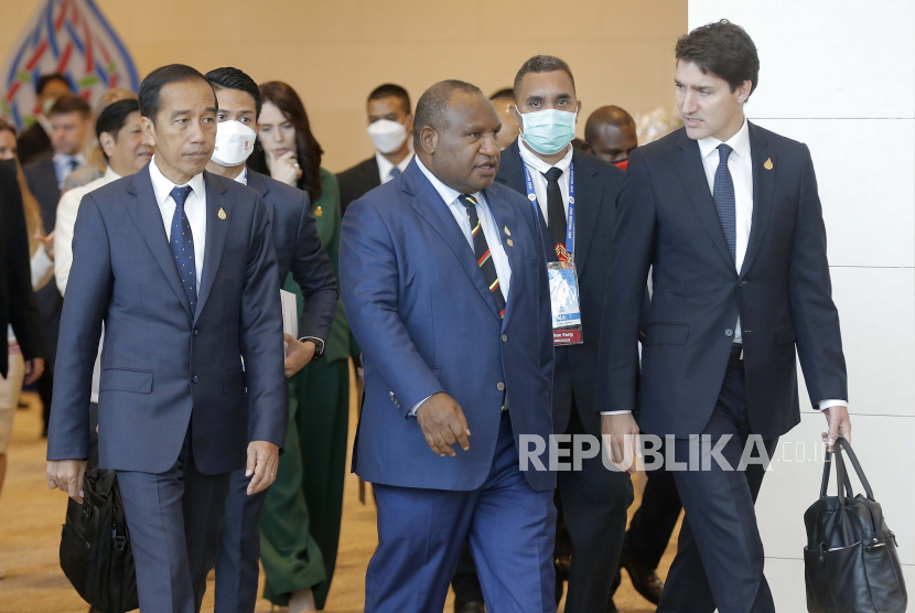  Kiri ke kanan; Presiden Joko Widodo, Perdana Menteri Papua Nugini James Marape dan Perdana Menteri Kanada Justin Trudeau tiba untuk menghadiri Pertemuan Pemimpin Ekonomi APEC selama KTT APEC, Jumat, 18 November 2022, di Bangkok, Thailand.