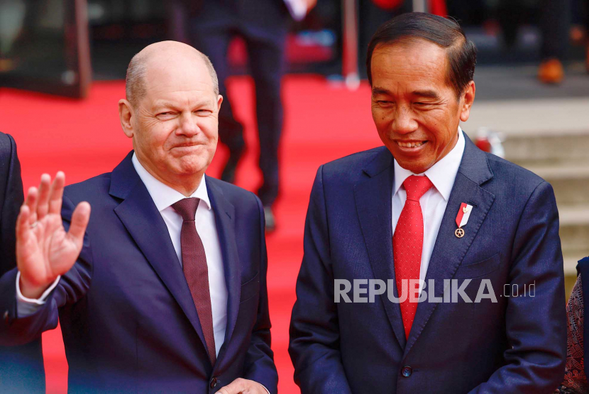 Kanselir Jerman Olaf Scholz (kiri) dan Presiden Indonesia Joko Widodo (kanan) tiba untuk upacara pembukaan pameran industri tahunan 