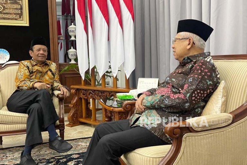 Wakil Presiden Maruf Amin saat menerima silaturahmi Mahfud MD. Wapres Ma'ruf Amin menilai Mahfud MD sebagai sosok yang layak diajukan jadi cawapres.