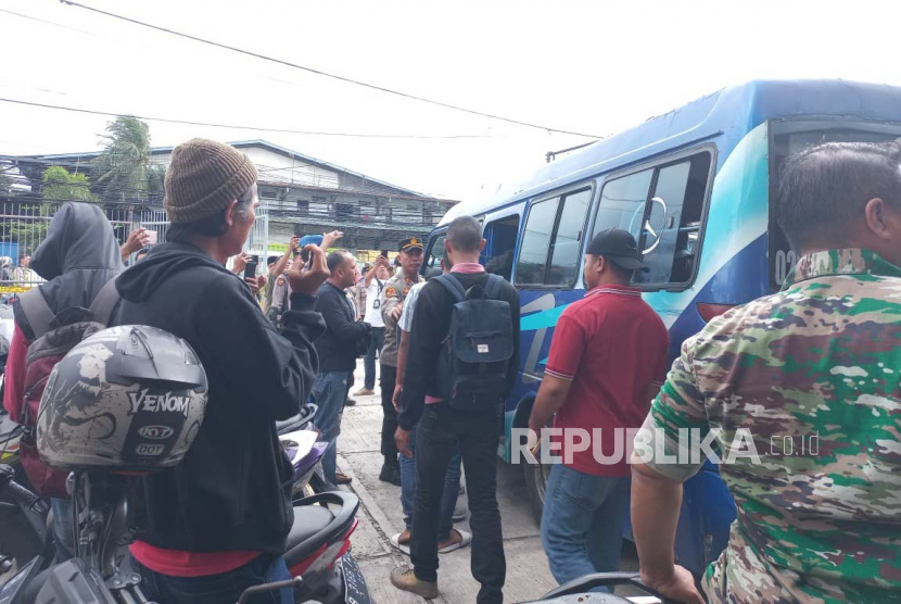 Suasana bentrok antar ormas (ilustrasi). Dua ormas bentrok di Bandung, sejumlah orang alami luka di kepala dan dibawa ke RS.
