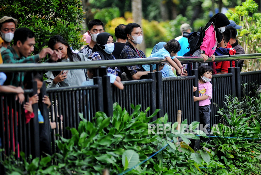 Pengunjung memadati area Taman Margasatwa Ragunan (TMR), Jakarta Selatan, Rabu (4/5/2022). Pada hari kedua Idul Fitri 1443 Hijriah, sejumlah warga memanfaatkan waktu libur untuk berwisata bersama keluarga ke Taman Margasatwa Raguanan. Smentara menurut Staff Layanan Informasi dan Kehumasan TMR jumlah maksimal pengunjung sebanyak 75 persen dan diprediksi pada hari ini, Rabu (4/5/2022) jumlah pengunjung sebanyak sekitar 45 ribu orang. Republika/Thoudy Badai