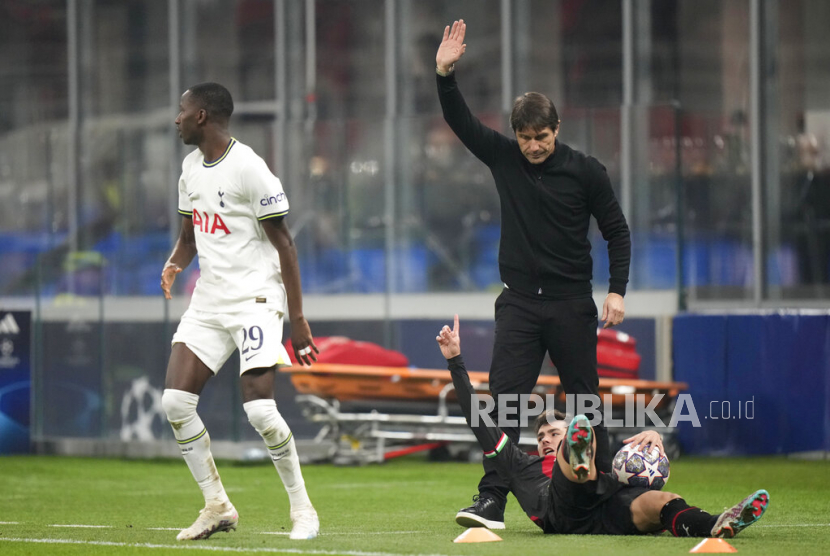 Tottenhams head coach Antonio Conte, right, gestures as AC Milan