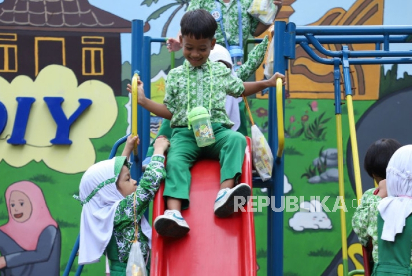 Anak-anak beraktivitas di Ruang Bermain Ramah Anak (KBRA) di Masjid Agung Bantul, Jumat (2/2/2024).