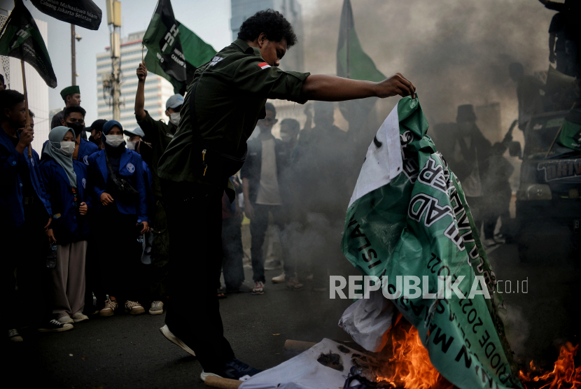 Massa aksi yang tergabung dalam Himpunan Mahasiswa Islam (HMI) melakukan unjuk rasa di kawasan Patung Kuda, Jakarta, Senin (5/8/2022). Dalam aksinya mereka menolak kenaikan harga bahan bakar minyak (BBM).  Republika/Thoudy Badai