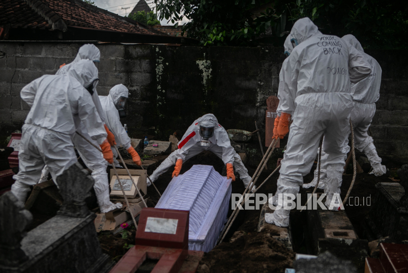 Tim Kubur Cepat membawa jenazah dengan protokol COVID-19 untuk dimakamkan di Badran, Yogyakarta, Selasa (22/6/2021). Menurut data Posko Terpadu Penanganan COVID-19 DIY terjadi peningkatan kasus COVID-19 dalam tiga hari terakhir sebanyak lebih dari 600 kasus per hari dengan total terkonfirmasi 53.303 kasus, positif aktif 6.071 kasus, 45.853 kasus sembuh, dan 1.379 kasus meninggal dunia per tanggal 21 Juni 2021 pukul 16.00 WIB. 