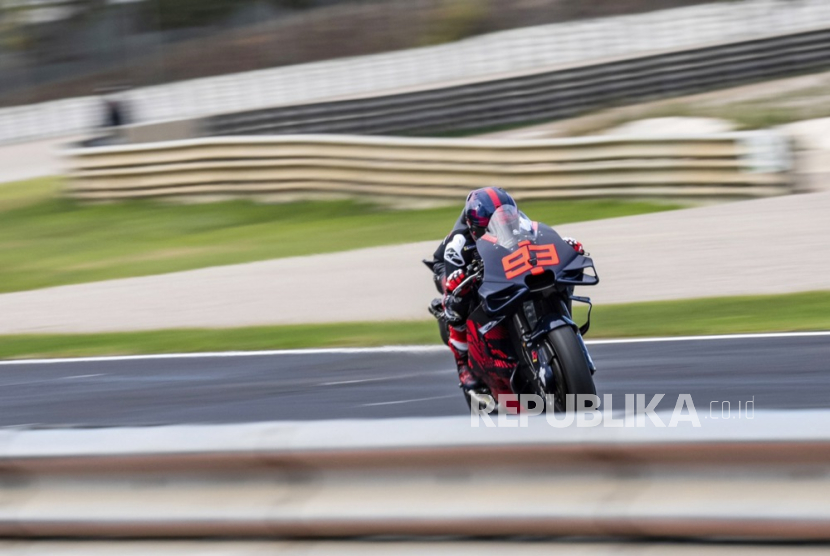 Pembalap MotoGP Spanyol Marc Marquez menaiki motor Ducati 