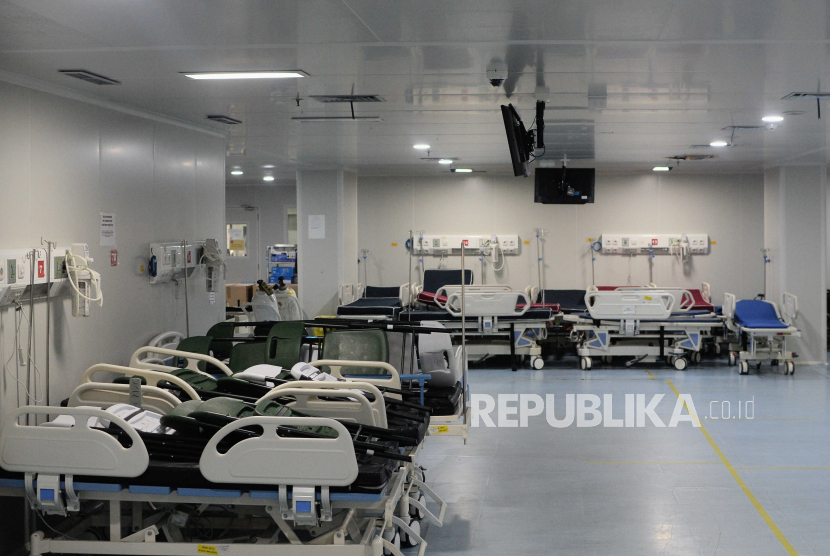 Suasana ruangan IGD untuk pasien Covod-19 yang telah kosong di RSDC Wisma Atlet Kemayoran, Jakarta, Jumat (31/3/2023). Kementerian Kesehatan Malaysia (KKM) melaporkan peningkatan jumlah pasien rawat inap akibat COVID-19 meningkat 26,2 persen dalam sepekan. 