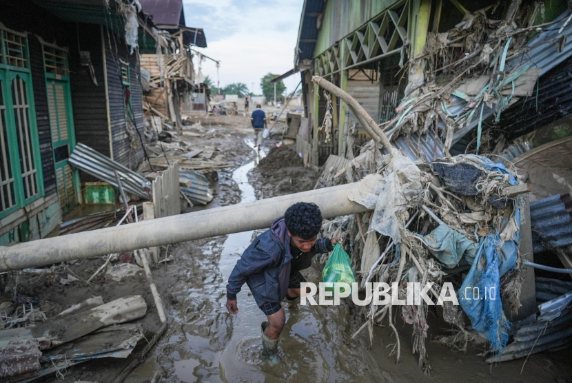 Perjuangan Seorang Ibu di Tengah Banjir di Meurah Dua Aceh