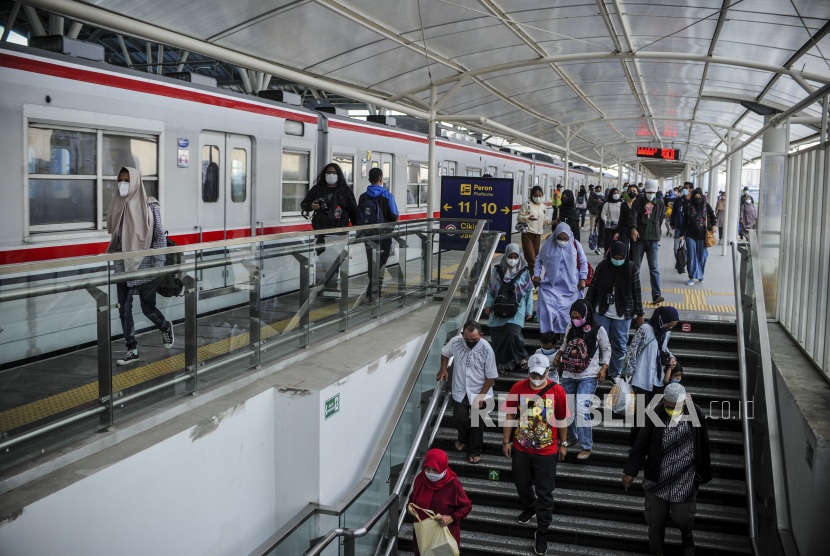Sejumlah penumpang menuruni tangga usai menaiki KRL di Stasiun Manggarai, Jakarta, Jumat (13/5/2022). Mengeluh capai atau sesak napas saat naik tangga dapat menjadi gejala gagal jantung.