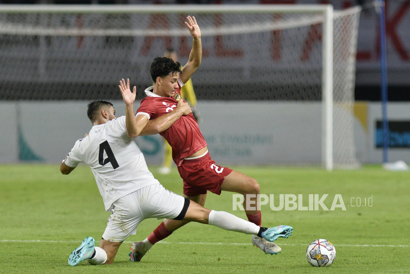 Pemain timnas Indonesia Rafael William Struick berusaha melewati adangan pemain Palestina dalam laga FIFA Matchday di Stadion Gelora Bung Tomo, Surabaya, Rabu (14/6/2023). Pertandingan berakhir imbang dengan skor 0-0.