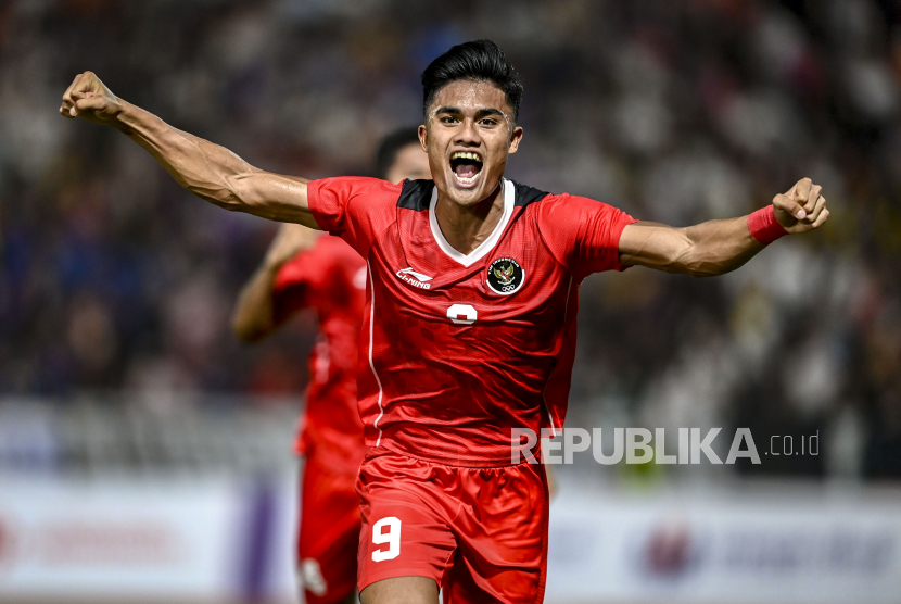 Striker timnas Indonesia U-22 Muhammad Ramadhan Sananta melakukan selebrasi usai mencetak gol ke gawang Thailand pada final SEA Games 2023 di National Olympic Stadium, Phnom Penh, Kamboja, Selasa (16/5/2023).  