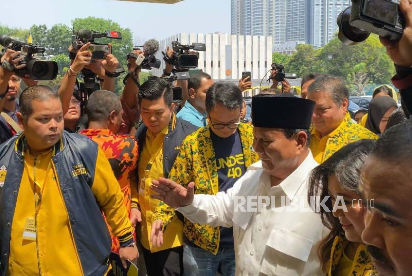 Calon presiden dari Koalisi Indonesia Maju (KIM) Prabowo Subianto menghadiri Rampimnas Partai Golkar di markas partai berlogo pohon beringin itu, Palmerah, Jakarta Barat, Sabtu (21/10/2023).
