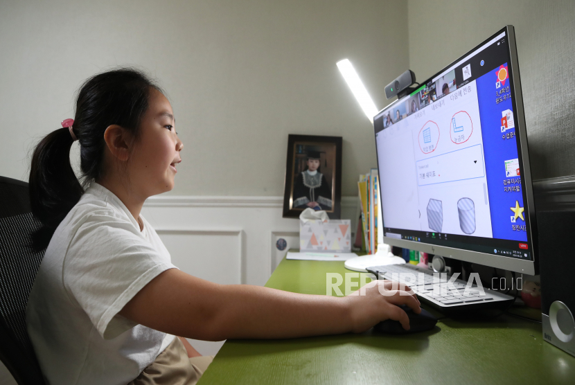  Seorang anak sekolah dasar menghadiri kelas online di rumahnya di Seoul, Korea Selatan. Korea Selatan (Korsel) mencatat jumlah kelahiran bayi terendah pada kuartal kedua tahun ini dan  angka kematian naik ke level tertinggi sepanjang masa 