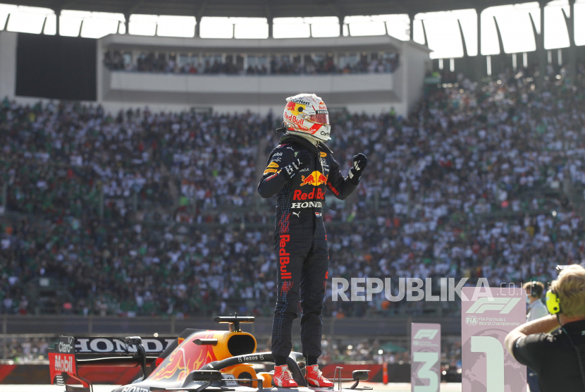Pembalap Red Bull Max Verstappen, dari Belanda, merayakan kemenangannya dalam balapan mobil Formula Satu Grand Prix Meksiko di arena Hermanos Rodriguez di Mexico City, Senin (8/11).