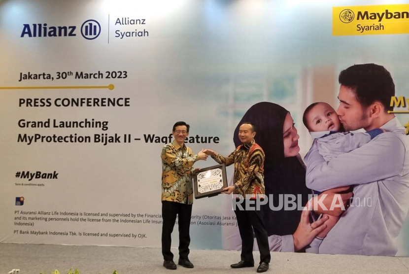 Business Director Allianz Life Indonesia, Bianto dan Managing Director Sharia Allianz Life Indonesia, Achmad Kusna Permana dalam acara peluncuran Fitur Wakaf pada Produk Asuransi Jiwa Unit Link berbasis syariah MyProtection Bijak II di Jakarta, Kamis (30/3/2023). 