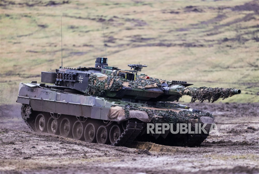  Tank tempur Leopard 2 A6 beraksi saat kunjungan Menteri Pertahanan Jerman Pistorius (tidak digambarkan) ke angkatan bersenjata Jerman tentara Bundeswehr dari batalion tank 203 di Augustdorf, Jerman, Rabu (1/2/2023). Menurut keputusan pemerintah Jerman untuk memasok 14 tank Leopard 2 ke Ukraina, Pistorius mendapat informasi tentang kinerja sistem senjata.