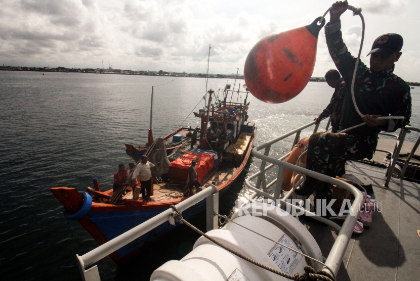 Anggota TNI AL memeriksa kapal milik nelayan saat patroli laut terpadu di Perairan Laut Lhokseumawe, Aceh, Kamis (19/10/2023). Patroli itu dilakukan untuk mencegah masuknya narkoba melalui jalur laut.