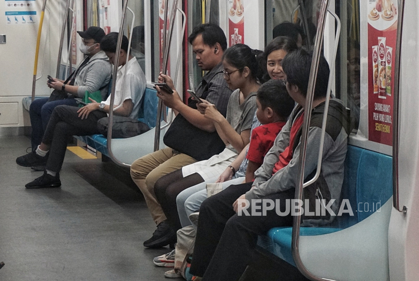 Penumpang menaiki MRT Jakarta, Selasa (26/12/2023). 