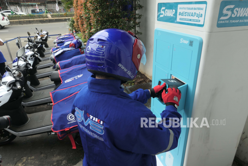 Petugas Tiki mengganti baterai motor listrik di Stasiun Penukaran Baterai Kendaraan Listrik Umum (SPBKLU) kantor cabang Tiki Pemuda di Jakarta, Rabu (1/3/2023). 