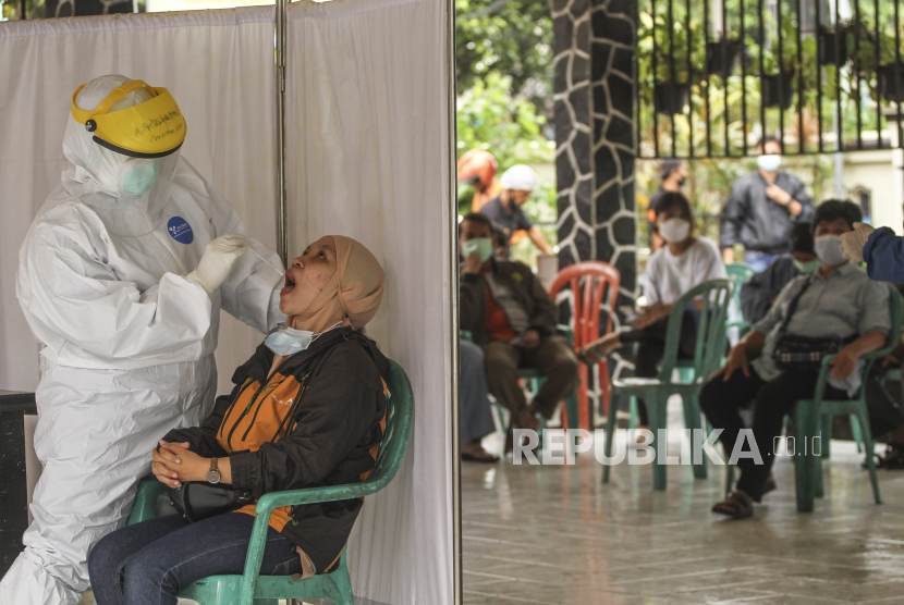 Petugas kesehatan mengambil sampel lendir seorang warga saat tes usap RT PCR COVID-19 massal di Kantor Kecamatan Pancoran Mas, Depok, Jawa Barat. Ilustrasi
