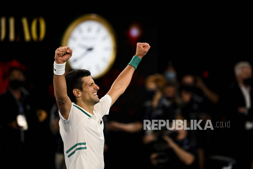  Novak Djokovic dari Serbia merayakan kemenangannya setelah memenangkan pertandingan final tunggal putra melawan Daniil Medvedev dari Rusia pada Hari ke 14 turnamen tenis Grand Slam Australia Terbuka di Melbourne Park di Melbourne, Australia, 21 Februari 2021.