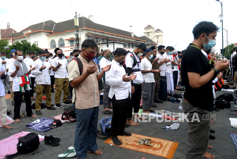 Doa qunut nazilah oleh peserta aksi saat Shalat Ashar usai unjuk rasa.