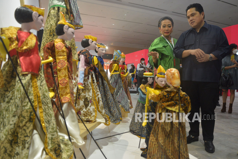 Menteri BUMN Erick Thohir dinilai terbukti memiliki kinerja yang bagus. Foto ilustrasi Erick Thohir mengamati karya seni yang ditampilkan dalam pameran Art Jakarta 2022 di Jakarta Convention Center (JCC) Senayan, Jakarta, Jumat (26/8/2022). 