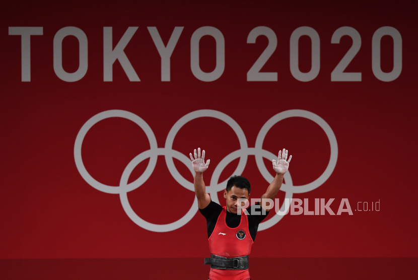 Lifter Indonesia Eko Yuli Irawan melambaikan tangan sesuai melakukan angkatan clean and jerk dalam kelas 61 kg Putra Grup A Olimpiade Tokyo 2020 di Tokyo International Forum, Tokyo, Jepang, Minggu (25/7/2021). Eko Yuli berhasil mempersembahkan medali perak dengan total angkatan 302 kg. 