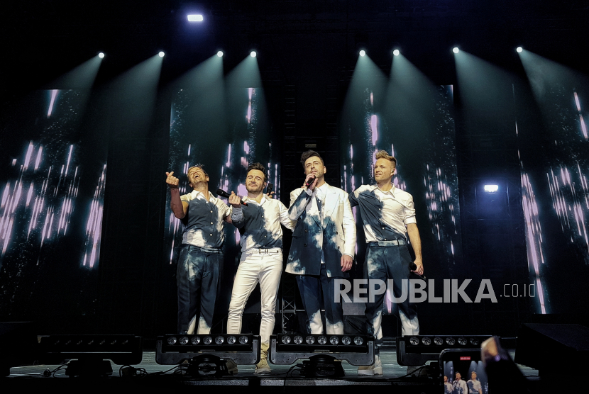 Grup vokal Westlife tampil dalam konser yang bertajuk The Wild Dreams Tour di ICE BSD, Tangerang, Banten, Kamis (9/2/2023). Salah satu personel, Mark (kedua dari kanan), kembali bisa bergabung di konser setelah berjuang melawan pneumonia. 