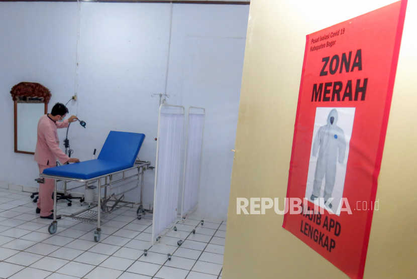 Seorang tenaga medis menata ruang pemeriksaan kesehatan untuk pasien COVID-19 yang belum digunakan di Pusat Isolasi Wisma Cibogo, Puncak, Kabupaten Bogor, Jawa Barat, Senin (25/1/2021). Pusat Isolasi Cibogo tersebut berkapasitas total 66 tempat tidur yang dikhususkan untuk pasien COVID-19 dengan status Orang Tanpa Gejala atau OTG. 