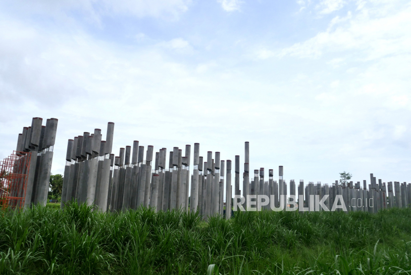 Pembangunan jalur kereta api bandara  di Temon, Kulonprogo, Yogyakarta, Senin (26/10). Bupati Kulon Progo Sutedjo berharap pemerintah pusat segera membangun embung di Kecamatan Kokap dan Temon dalam rangka mencegah terjadinya banjir di kawasan sekitar Bandara Internasional Yogyakarta.