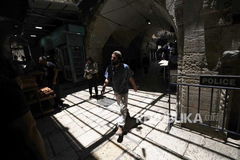 Warga berjalan di gang dekat rumah keluarga Sub-Laban di kawasan Muslim Kota Tua Yerusalem, Senin (12/6/2023). 