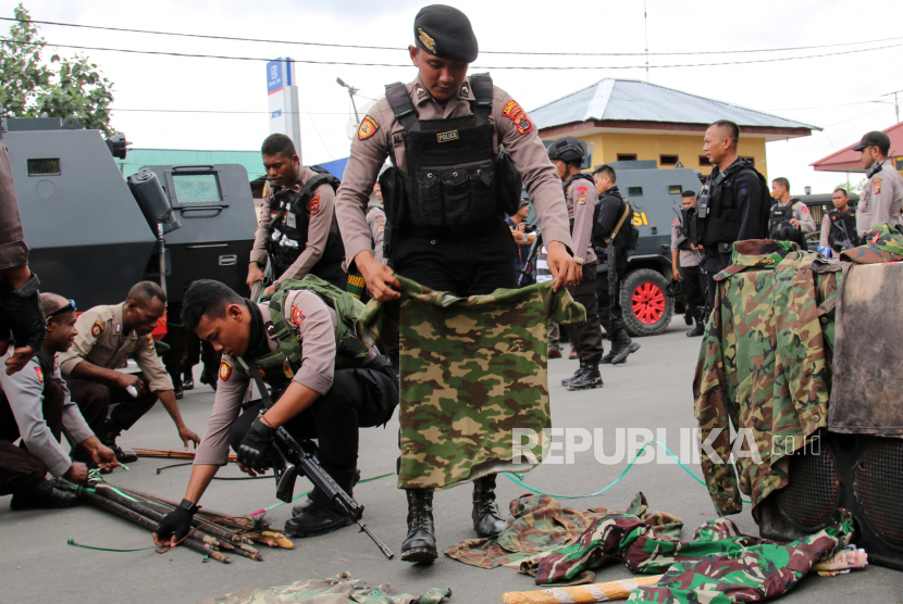 Petugas kepolisian menyita sejumlah atribut dan senjata tajam ketika membongkar Markas Komite Nasional Papua Barat (KNPB) di Timika, Papua, Senin (14/10/2019). (Ilustrasi)