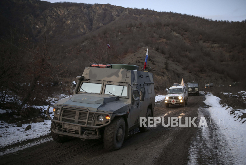  Kendaraan penjaga perdamaian Rusia dan militer Azerbaijan menggelinding di sepanjang jalan raya setelah pengalihan wilayah Kalbajar ke kendali Azerbaijan, sebagai bagian dari kesepakatan damai yang mengharuskan pasukan Armenia untuk menyerahkan wilayah Azerbaijan yang mereka kuasai di luar Nagorno-Karabakh, dekat Kalbajar, Azerbaijan, Rabu , 2 Desember 2020. 
