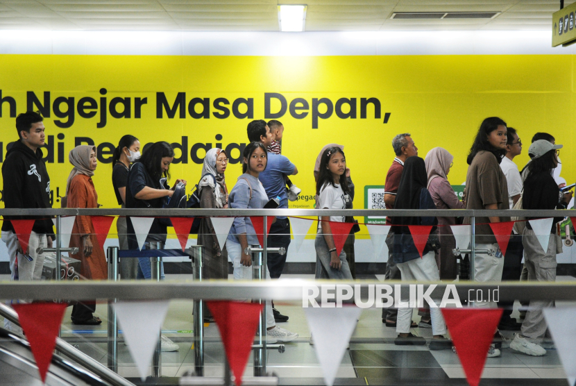 Penumpang mengantri untuk melakukan tap-out usai menaiki MRT Jakarta, Senin (18/8/2025). Tarif promo Rp80 rupiah transportasi publik di Jakarta masih berlaku hari ini. Pemerintah Provinsi DKI Jakarta memperpanjang promo spesial dalam rangka memperingati Hari Ulang Tahun ke-80 Kemerdekaan Republik Indonesia. Tarif promo ini diperpanjang dari yang semula hanya digelar 17 Agustus, ditambah satu hari lagi yakni 18 Agustus 2025 mulai pukul 00.00 hingga 23.59 WIB. Program ini berlaku untuk layanan Transjakarta (BRT, Non-BRT, Transjabodetabek), MRT Jakarta, dan LRT Jakarta khusus rute Velodrome–Pegangsaan Dua. Kebijakan ini diharapkan dapat mendorong masyarakat memanfaatkan angkutan umum sekaligus memeriahkan perayaan hari kemerdekaan dengan cara yang ramah lingkungan dan efisien.