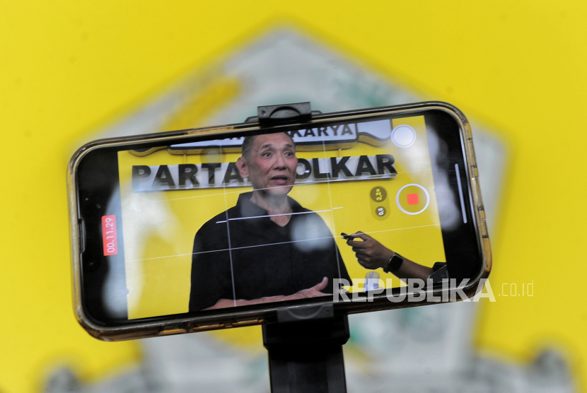 Politikus Partai Golkar Jusuf Hamka alias Babah Alun memberikan keterangan pers usai menyerahkan surat pengunduran diri ke DPP Golkar, Jakarta, Senin (12/8/2024). Pebisnis berjulukan Bos Jalan Tol itu mengundurkan diri dari keanggotaan Partai Golkar melalui surat yang diserahkan kepada staf Sekretaris Jenderal Partai Golkar Lodewijk Freidrich di DPP Golkar.