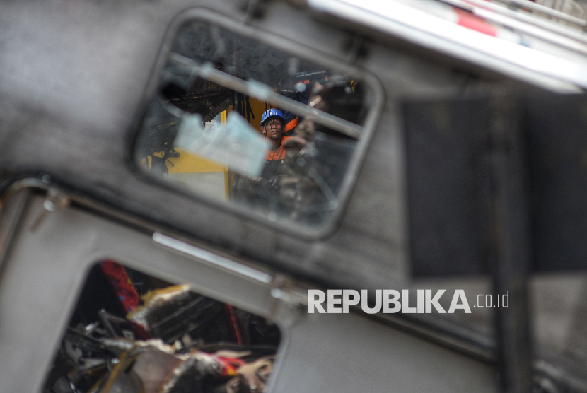 Proses evakuasi gerbong KRL Commuterline yang terlibat kecelakaan di Stasiun Bekasi Timur, Bekasi, Jawa Barat, Selasa (28/4/2026). Berdasarkan data terbaru, tercatat 14 orang meninggal dunia. Seluruh korban meninggal telah dibawa ke RS Polri Kramat Jati untuk proses identifikasi lebih lanjut. Sementara itu, sebanyak 84 korban luka telah mendapatkan penanganan medis di berbagai fasilitas kesehatan.