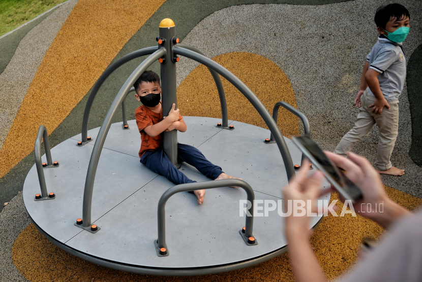 Anak-anak bermain di Taman Sambas Asri, Panglima Polim, Jakarta Selatan, Selasa (28/6/2022). Taman tersebut menjadi alternatif warga untuk bermain di ruang terbuka hijau bersama keluarga dengan sejumlah fasilitas ramah anak dan lapangan olahraga.