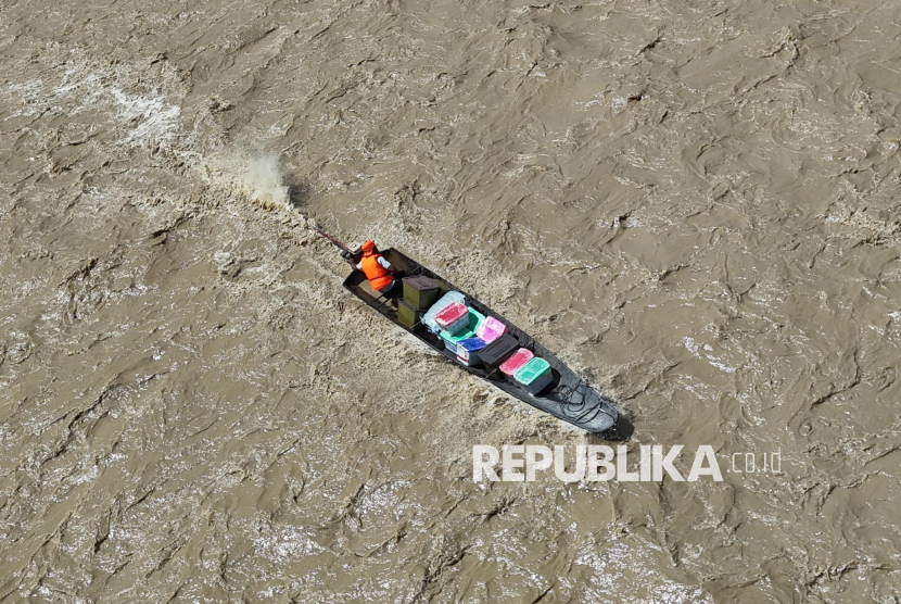 Petugas Gabungan Berjibaku Distribusikan Bantuan untuk Korban Banjir Bandang di Nagan Raya