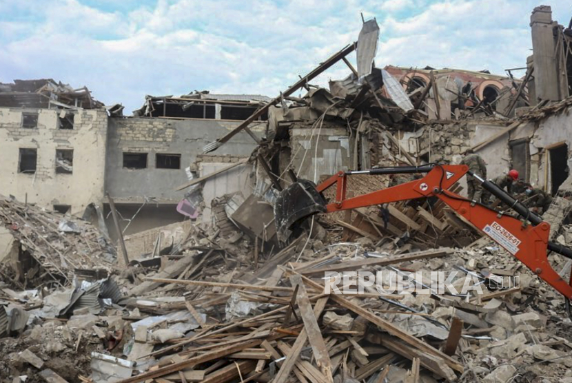  Sebuah foto selebaran yang disediakan oleh Kementerian Luar Negeri Azerbaijan mengklaim menunjukkan rumah-rumah yang diduga rusak akibat dugaan penembakan baru-baru ini di Ganja, Azerbaijan, 11 Oktober 2020. 