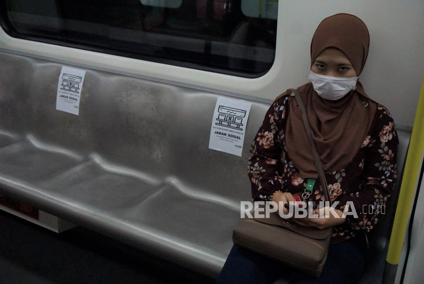 Penumpang LRT Rapid KL duduk berdasarkan tempat duduk yang ditentukan, di Kuala Lumpur, Kamis (26/3/2020). Perusahaan pengelola LRT di Malaysia, Prasarana Malaysia Berhad (Prasarana), melakukan pengaturan jarak sosial atau social distancing penumpang sehubungan penerapan Perintah Kawalan Pergerakan (Movement Control Order) selama 18 Maret 2020 - 14 April 2020 untuk menanggulangi penyebaran COVID-19