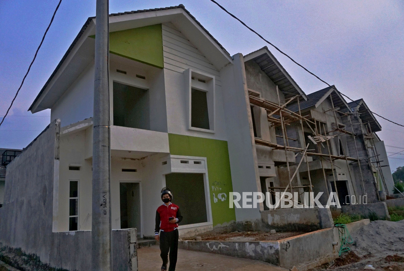 Calon pembeli melihat pembangunan rumah di perumahan Kawasan Bojong Gede, Bogor, Jawa Barat, Sabtu (30/5). Sektor perumahan diyakini bisa mendorong pemulihan ekonomi nasional.