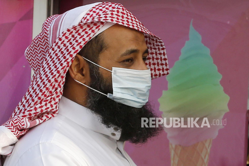 Arab Saudi Sumbang PBB Untuk Perangi Covid-19  . Foto: Seorang pria memakai masker saat akan membeli es krim di Saudi Arabia, Ahad (28/6). Kasus COVID-19 di dunia mencatatkan angka tertinggi dalam 24 jam terakhir pada Ahad (28/6),  dengan jumlah lebih dari 10 juta kasus positif dan 500.000 kematian.(AP Photo/Amr Nabil)