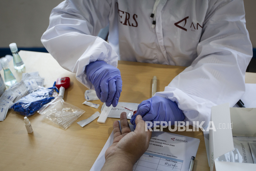 Petugas kesehatan mengambil sampel darah untuk dilakukan tes diagnostik cepat (rapid test) Covid-19. Dinkes Makassar mengklaim penolakan rapid test bukan dari wilayah episentrum. Ilustrasi.
