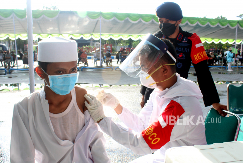 Tenaga kesehatan menyuntikkan vaksin COVID-19 kepada santri saat dilaksanakan program Serbuan Vaksinasi di Bangkalan, Jawa Timur, Jumat (18/6/2021). Vaksinasi tersebut diikuti sekitar ribuan warga dan santri di Bangkalan. 